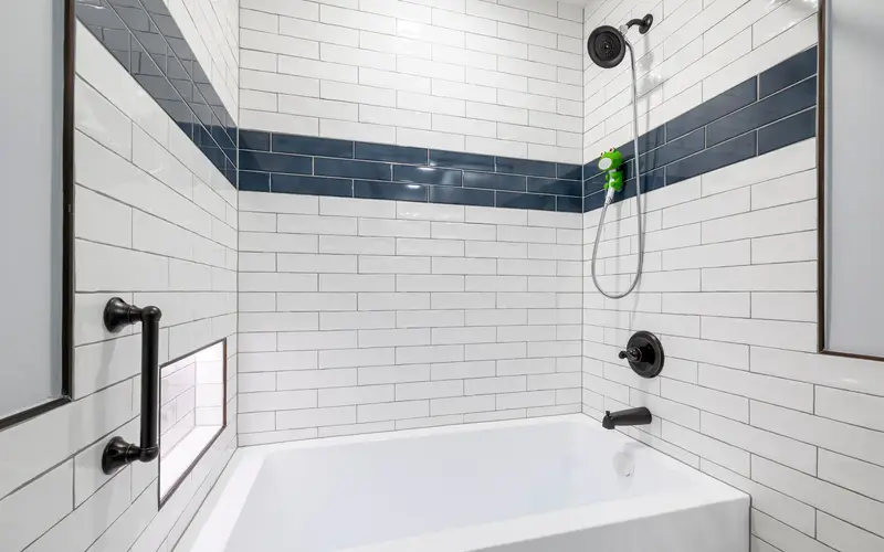 Bathroom remodeling in Chattanooga, TN: tiled tub and shower surround