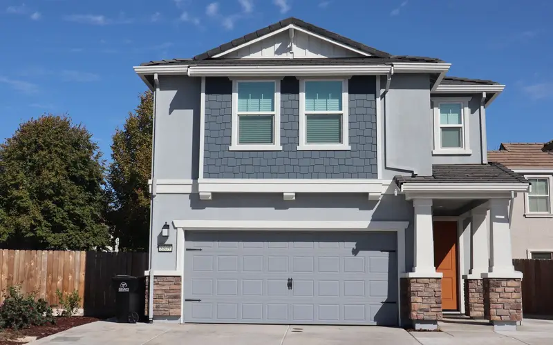 Custom home builder in Chattanooga, TN: craftsman-style two-story home
