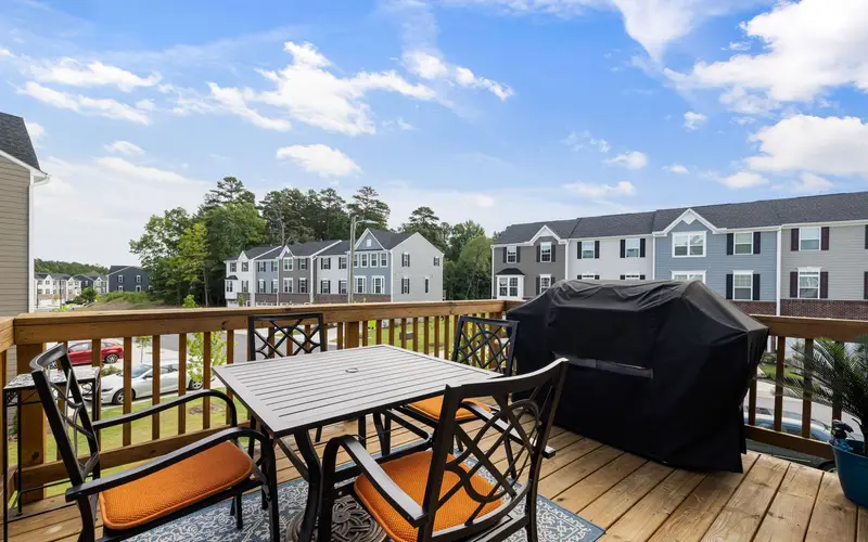 Deck builder in Chattanooga, TN: wood backyard deck with railing
